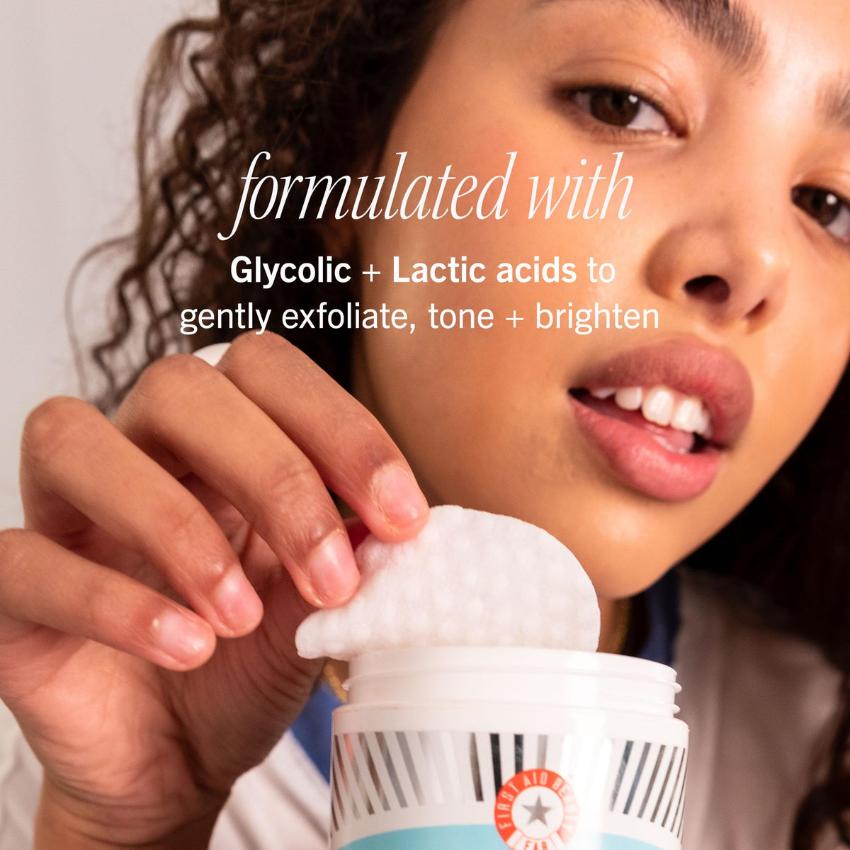 First Aid Beauty - Facial Radiance Pads with Glycolic & Lactic Acids, Daily Exfoliating Pads